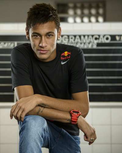Neymar Santos Jr posa para una foto en el estadio Vila Belmiro, en Santos, Brasil, el 14 de abril de 2013.