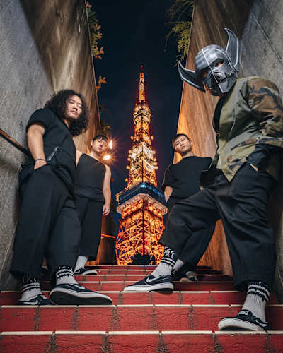 Flesh Juicer 血肉果汁機東京行成員，柏瑞、大君、阿霖及生平第一次近看東京鐵塔的仲宇。