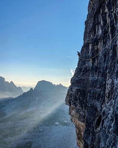 Alpinist Nico Hojac bei einer Tour mitten in einer Bergwand.