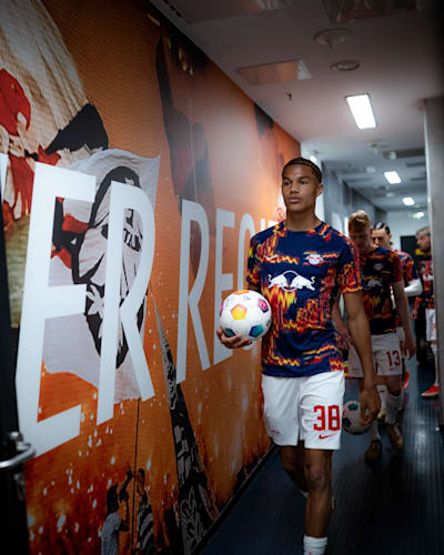 Nuha Jatta läuft durch den Spieler-Tunnel der Red Bull Areana.