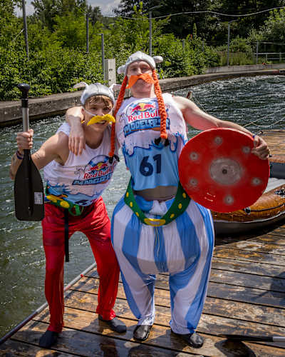 Zwei Red Bull Paddelfest-Teilnehmer posieren als Asterix und Obelix. 