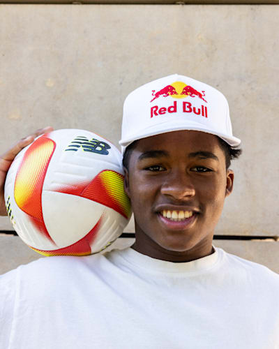 La star brésilienne du football Endrick pose avec le ballon.