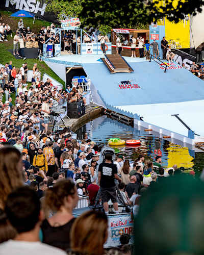 Roos Zwetsloot im schwimmenden Skatepark