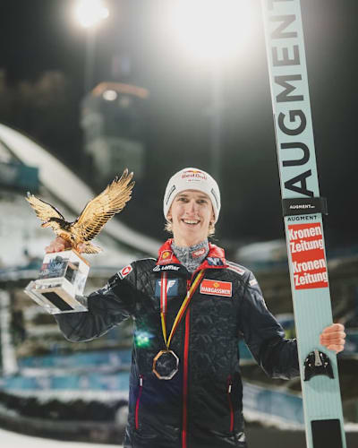 Le sauteur à ski autrichien Daniel Tschofenig célèbre sa victoire lors de la Tournée des quatre tremplins 2024-2025.