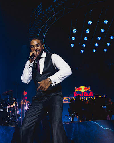 Der deutsche Rapper reezy überzeugte bei Red Bull Symphonic in der ausverkuften Frankfurter Jahrhunderthalle von Beginn an. 