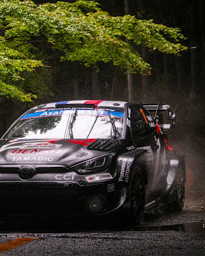 Sébastien Ogier und Vincent Landais vom Toyota Gazoo Racing WRT in Aktion im Regen bei der Rallye Japan 2025, dem neunten Lauf zur Rallye-Weltmeisterschaft (WRC).