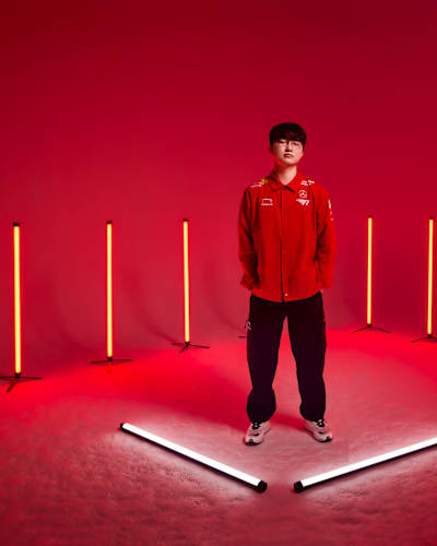 Faker et T1 réalisent un triplé historique en remportant les Worlds de League of Legends 2025.
