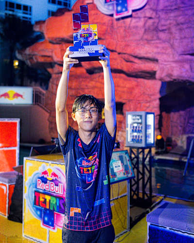 Coldless holding the trophy after winning Red Bull Tetris National Final