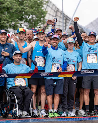 Nik Gührs, Felix Georgii, Patricia Druwen und viele weitere Red Bull Athlet:innen stehen in der ersten Reihe beim Wings for Life World RUn 2025 in München.