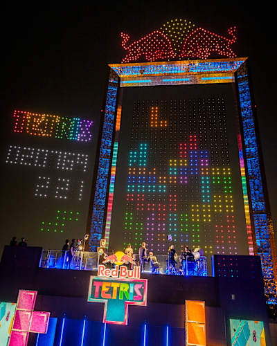 Red Bull Tetris-finalen som ble arrangert i Dubai lyste opp himmelen med 4.000 droner i en unik finaleavslutning! 