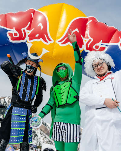 Участники в креативных костюмах позируют на Red Bull Jump & Freeze 2025, Алматы, Казахстан