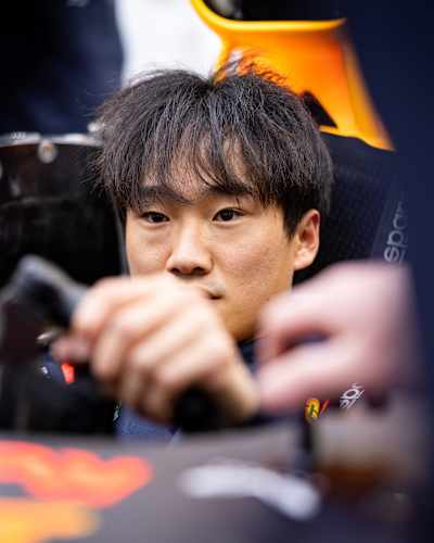 Em março de 2025, Yuki Tsunoda é visto realizando um ajuste de assento para a Oracle Red Bull Racing nas instalações da equipe em Milton Keynes, mostrando sua prontidão para a nova temporada