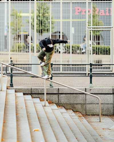 Un backside noseblunt en una barandilla de 15 peldaños es una locura 