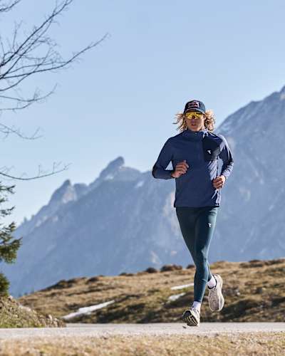 Der deutsche Triathlet Mika Noodt läuft rund um die Postalm in Österreich und trainiert dort für die anstehende Saison. 