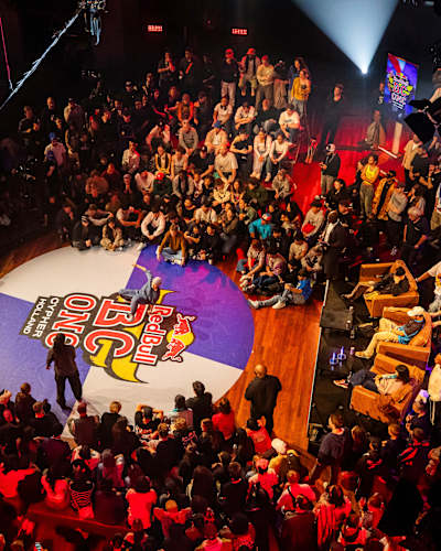 De arena staat op scherp tijdens de Red Bull BC One Holland Cypher in Rotterdam op 30 maart 2025, met het publiek strak rondom het iconische battle podium.