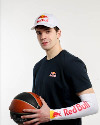 Tarık Biberović final maçında kupayı kaldırıyor.