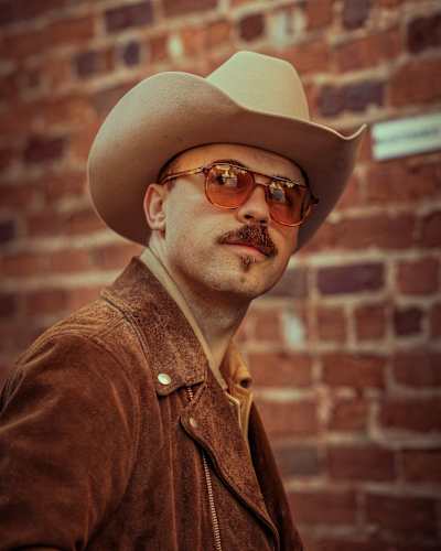 Sammy Arriaga blends country and Latin influences live