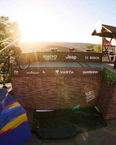 Fernanda Gildemeister testet den Track von Red Bull Stuttgart Cerro Abajo in der untergehenden Sonne. 