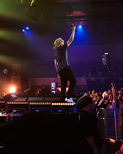 AP-1TYUPCWY52111-headerMedia