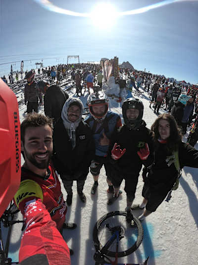 Kilian Bron, Mountain of Hell 2019, se prend en selfie avec les autres participants à l'arrivée de la course de VTT aux 2 Alpes.