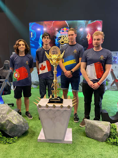 The Semi-finalists and the desired trophy