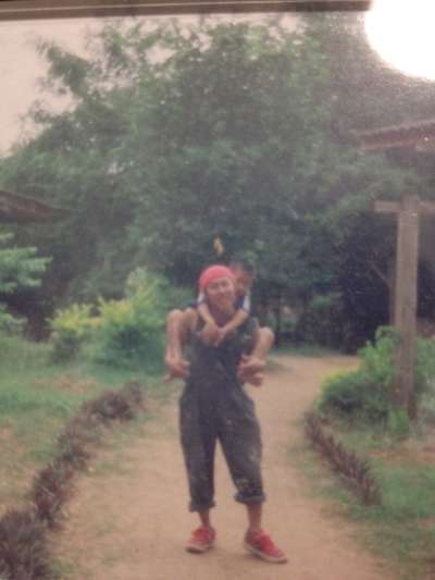 2つのバイトを掛け持ちして貯めた資金で、国際ボランティアに参加した大学時代の神保氏。