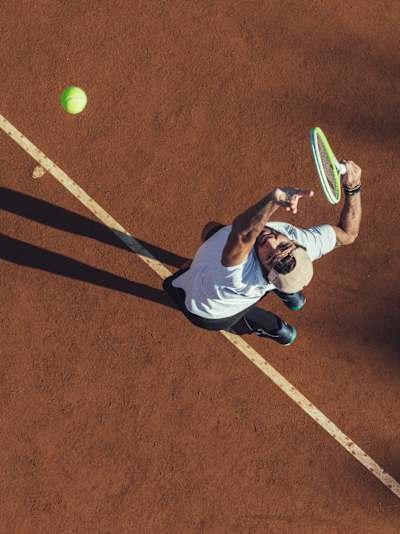 Matteo Berrettini s'apprête à servir sur la terre battue lors du Masters 1000 de Rome, l'un des principaux tournois de tennis sur cette surface.