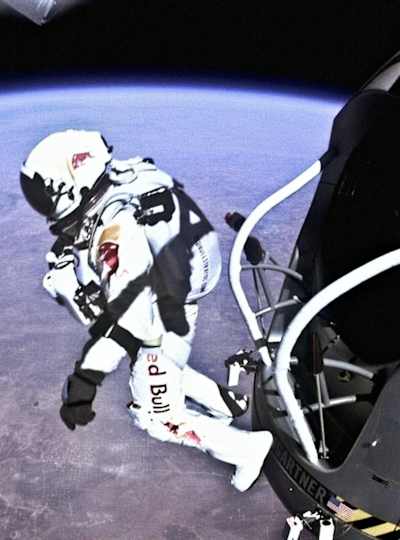Felix Baumgartner skáče z kapsule ve výšce 39 km nad zemí během projektu Red Bull Stratos 2012