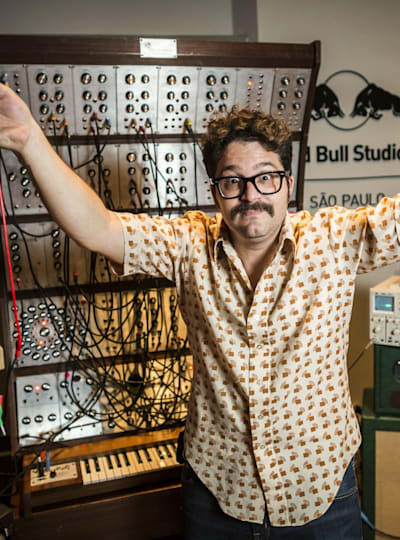 Um tour pelo paraíso dos sintetizadores de Arthur Joly