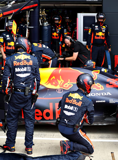 Les "petites mains" du Red Bull Racing Team s'affairent dans un paddock de F1. Quels sont les métiers du paddock de Formule 1 ?