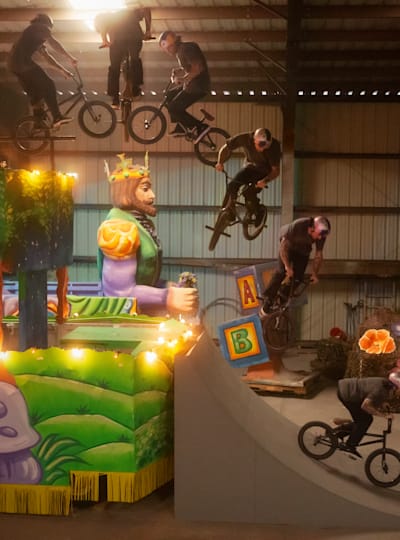 ブロック レイフォードが巨大フロートでbmxライド レッドブル