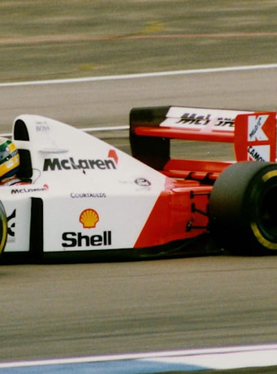 Le pilote de Formule 1 Ayrton Senna roule au volant de sa monoplace McLaren.