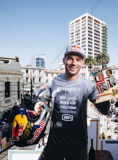 Tomas Slavik posa para un retrato después de ganar el Red Bull Valparaiso Cerro Abajo en Valparaiso, Chile el 12 de febrero de 2023.