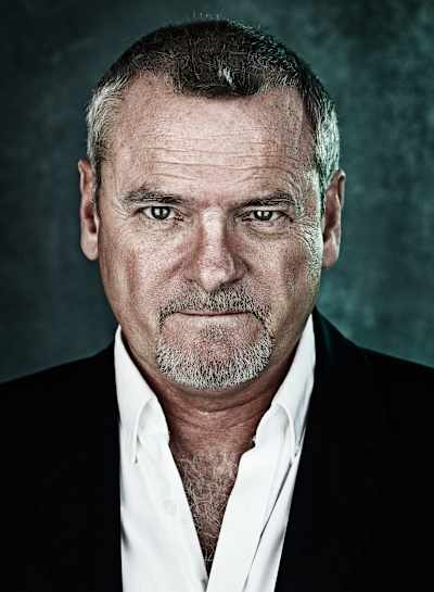 Joe Simpson pozuje do portretu po 35 latach od tragicznych wydarzeń opisanych w filmie "Czekając na Joe".