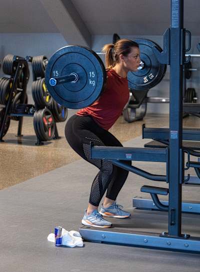 深蹲是針對股四頭肌、臀肌、股二頭肌和下背肌群。