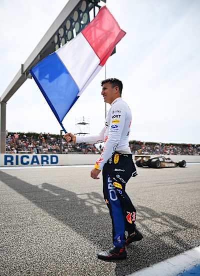 9. svibnja 2026. Isack Hadjar iz Oracle Red Bull Racinga maše francuskom zastavom na stazi Circuit Paul Ricard u Le Castelletu