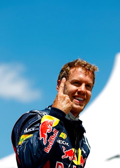 Sebastian Vettel oslavuje po kvalifikácii pred Veľkou cenou Formuly 1 v Kanade, na okruhu Circuit Gilles Villeneuve v Montreale.