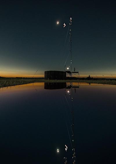 David Colturi regarde son reflet dans le miroir