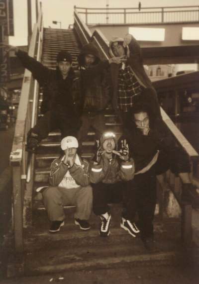 左上から時計回りにHIGUCHI、MATSU、MAKIDAI、JOMMY、NORY(DJ DARUMA)、RYUZY