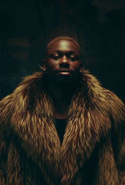 Tiakola, artiste franco-congolais à l’univers entre rap, afropop et R&B, sera sur la scène de Red Bull Symphonic Paris 2026.