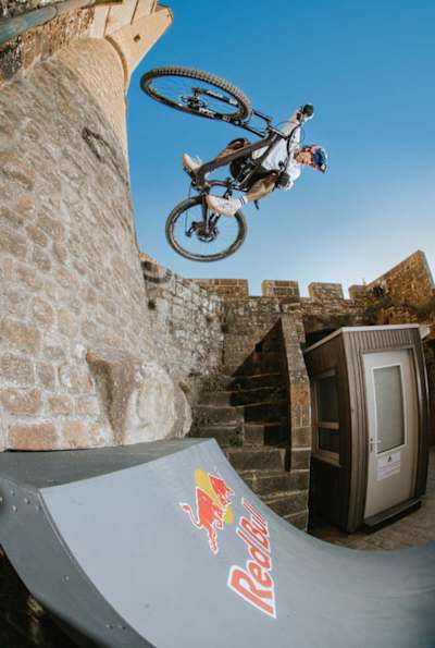 Kriss Kyle réalise un saut à VTT sur une rampe installée au cœur du Mont-Saint-Michel.