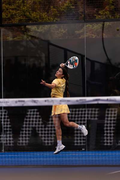 Claudia Fernandez Sanchez showcases her skills during the Santiago Premier Padel P1 quarter-finals in Chile, March 2021, in an intense and dynamic performance