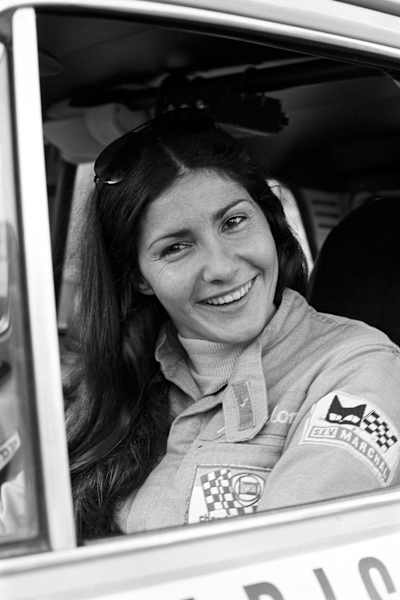 Portrait de la pilote française Michèle Mouton vice-championne du monde des rallyes en 1982.