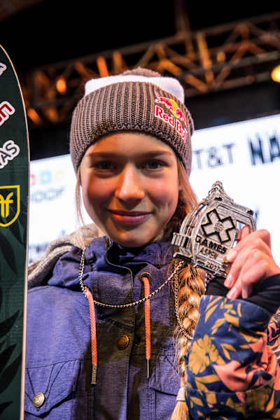Kelly Sildaru celebrando en los X Games 2017.