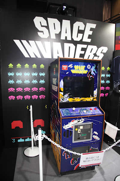 会場ではオリジナルの『スペースインベーダー』筐体の姿も。流石に別格のオーラを放つ。