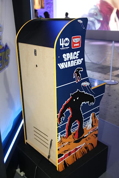 筐体の裏側。電源ケーブルが1本出るだけのシンプルな作り。中はがらんどうのようだ。