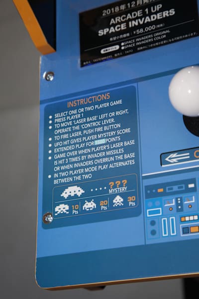 パネル部分にはインストもプリントされている。日本語ではなく英語仕様だ。