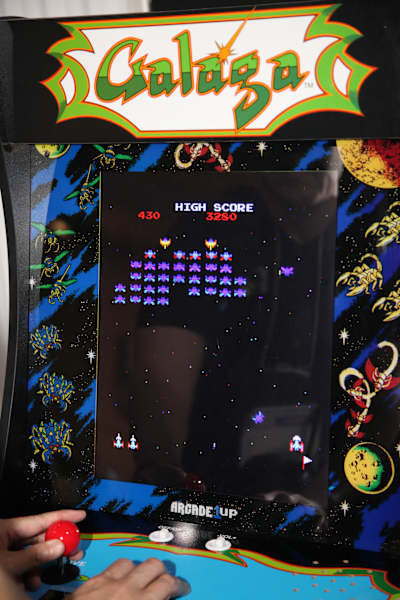 プレイ感覚は当時のアーケードそのまま。液晶モニターだけに映像は非常に綺麗だ。