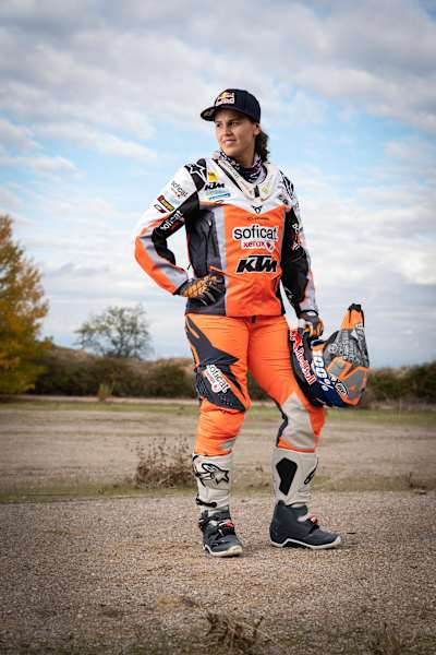 Una foto de retrato de la piloto española de rally raid y enduro Laia Sanz.
