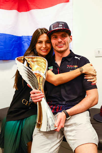 Max Verstappen und Kelly Piquet nach dem Sieg beim F1 Grand Prix von Abu Dhabi 2021. Die beiden sind seit 2020 liiert.